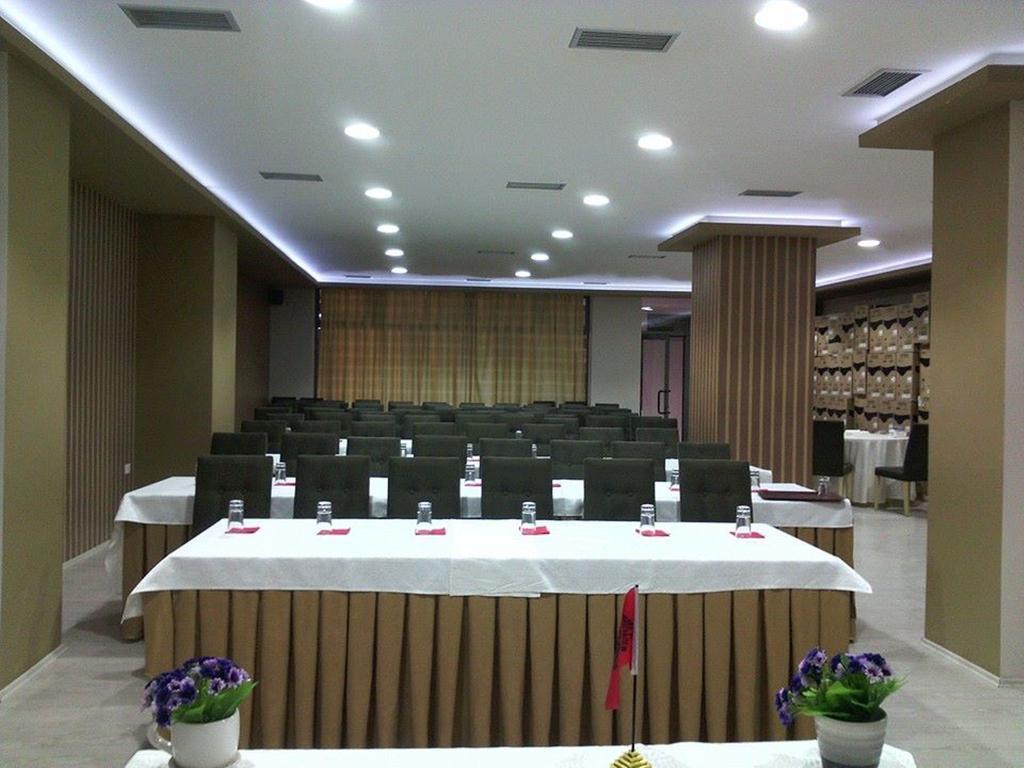 Hotel Pogradeci Екстер'єр фото