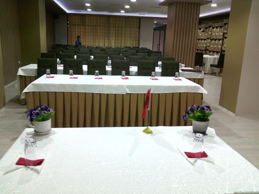 Hotel Pogradeci Екстер'єр фото